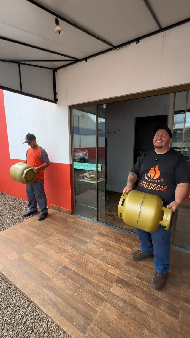 Equipe com botijões na entrada da loja Dourado Gás.