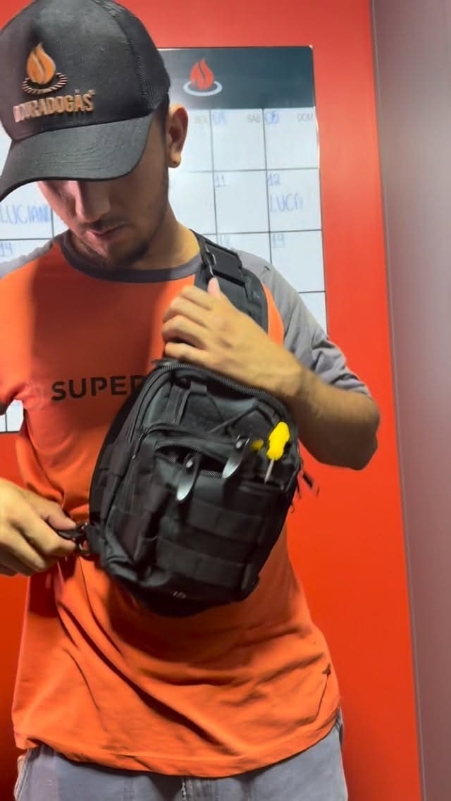 Entregador da Dourado Gás com uniforme e bolsa de trabalho.